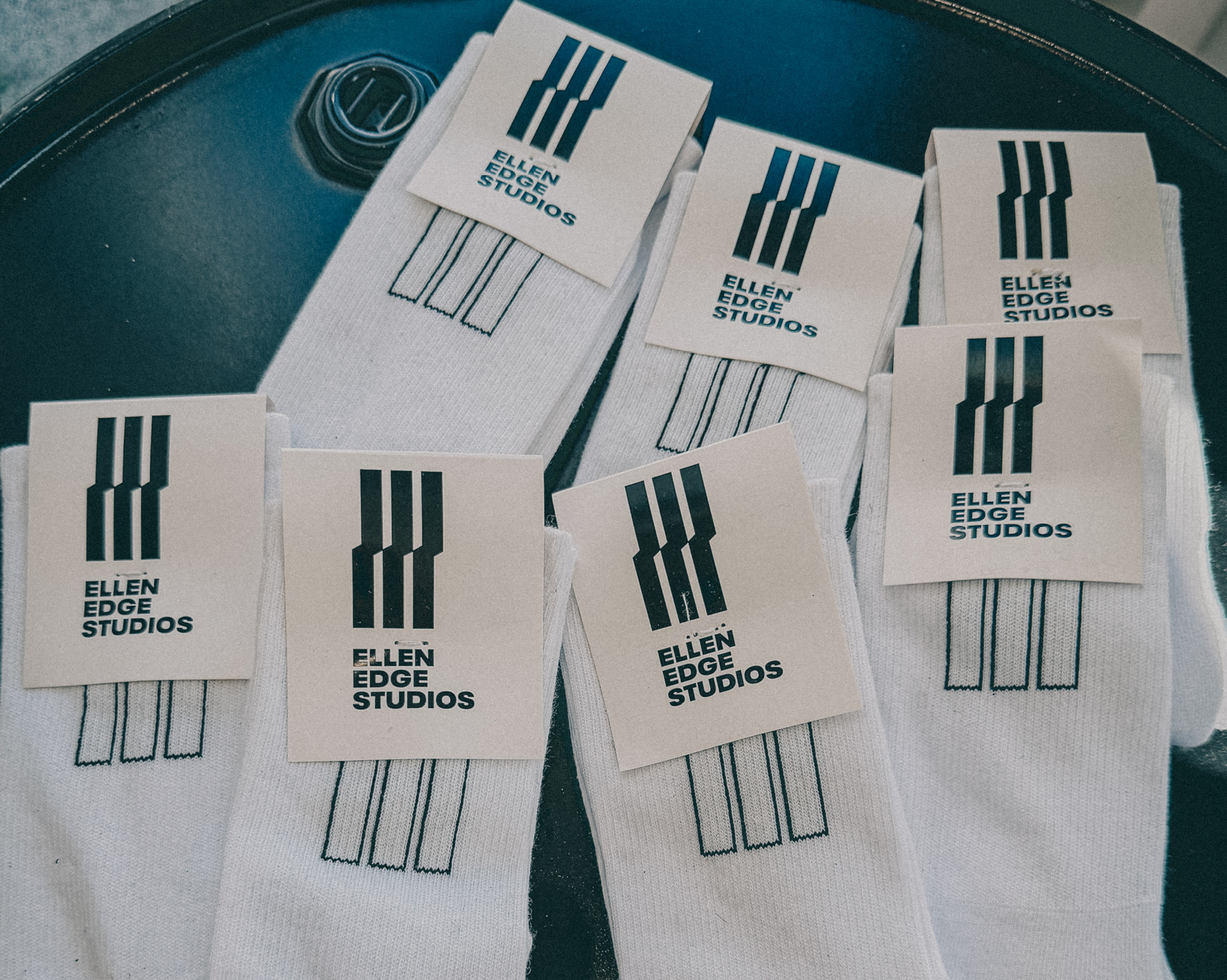 Merchandise mit neuen Corporate Design für Ellen Edge Studios von christiane Dobric
